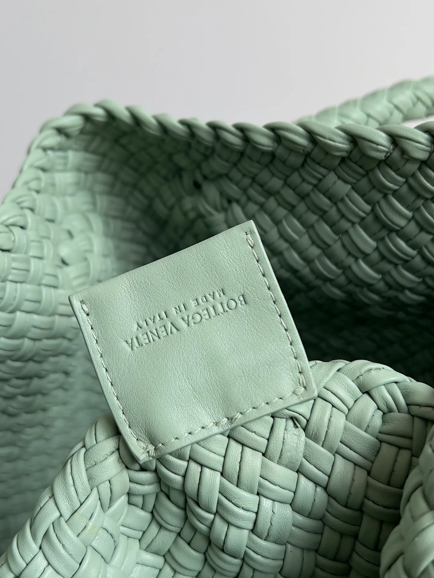 Batch 5760 BV collectible small woven handbags are really YYDS!! Bottega Veneta’s most classic small woven handbags are back! ! We use the highest quality leather with the highest craftsmanship❤️ to create the most expensive works. We have created the original Intrecciato leather weaving process❤️ This unique traditional exclusive leather weaving method has not only become our logo but also reflects the time-consuming and labor-intensive craftsmanship of our products❤️ The new TOSCA handbag must be a selection worth collecting🆕 Style number: 716974 Size: 27*9*18cm